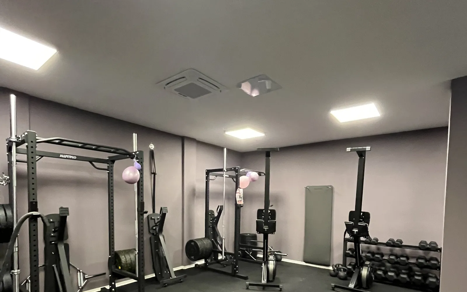 Zona de racks, discos y mancuernas en CEP Granollers