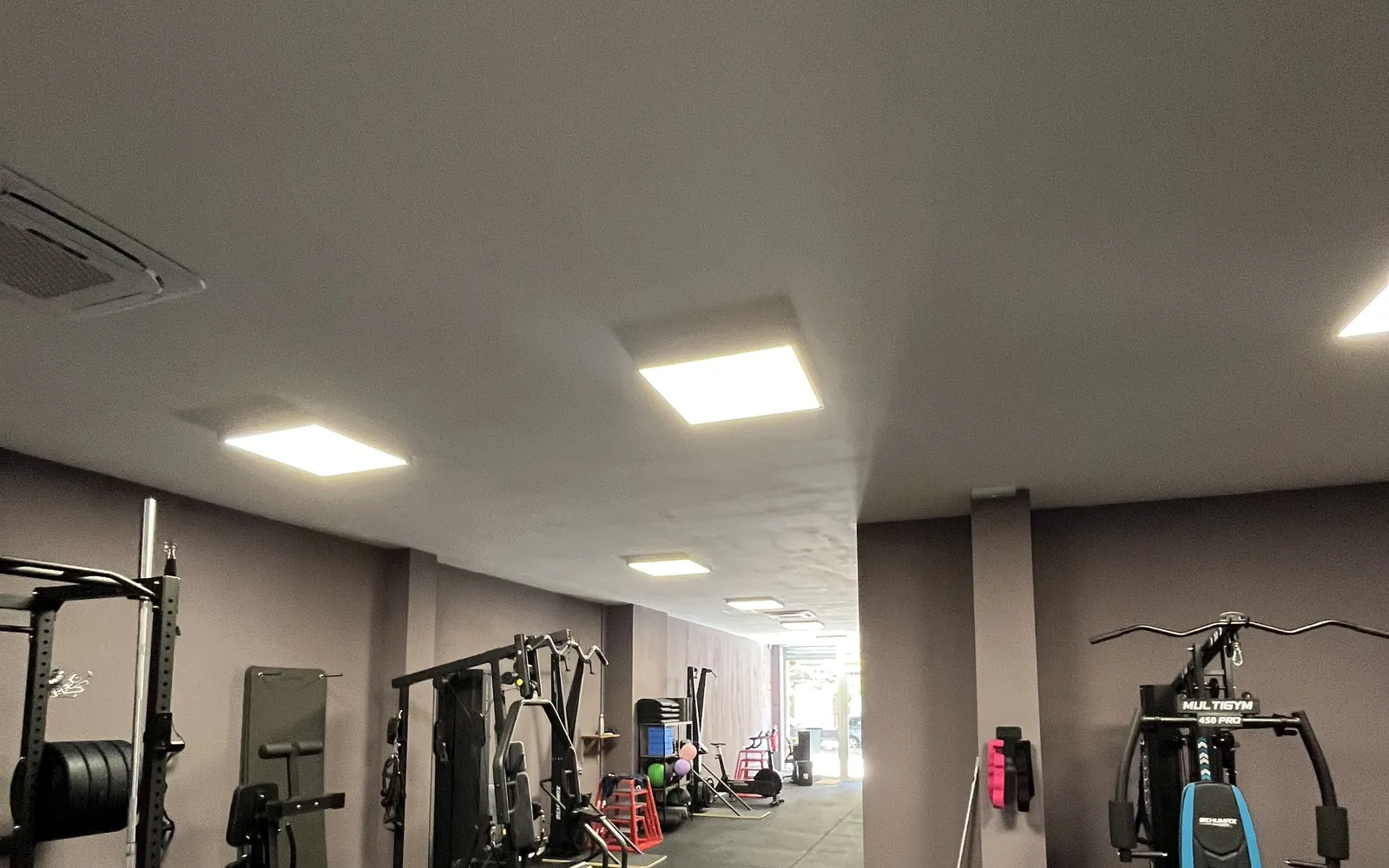 Sala principal de CEP Granollers con máquinas y peso libre